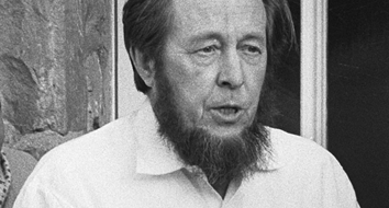 Aleksandr Solzhenitsyn y el peligro de fomentar el odio de grupo tras los tiroteos masivos